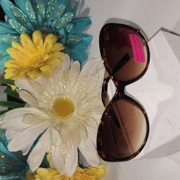 BETSEY JOHNSON SUNGLASSES - Picture 2 of 7